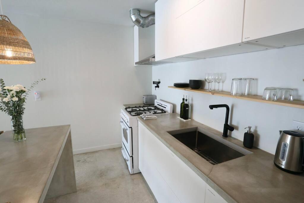 Concrete Suite 5 Min Walk To Shands Uf 게인즈빌 외부 사진