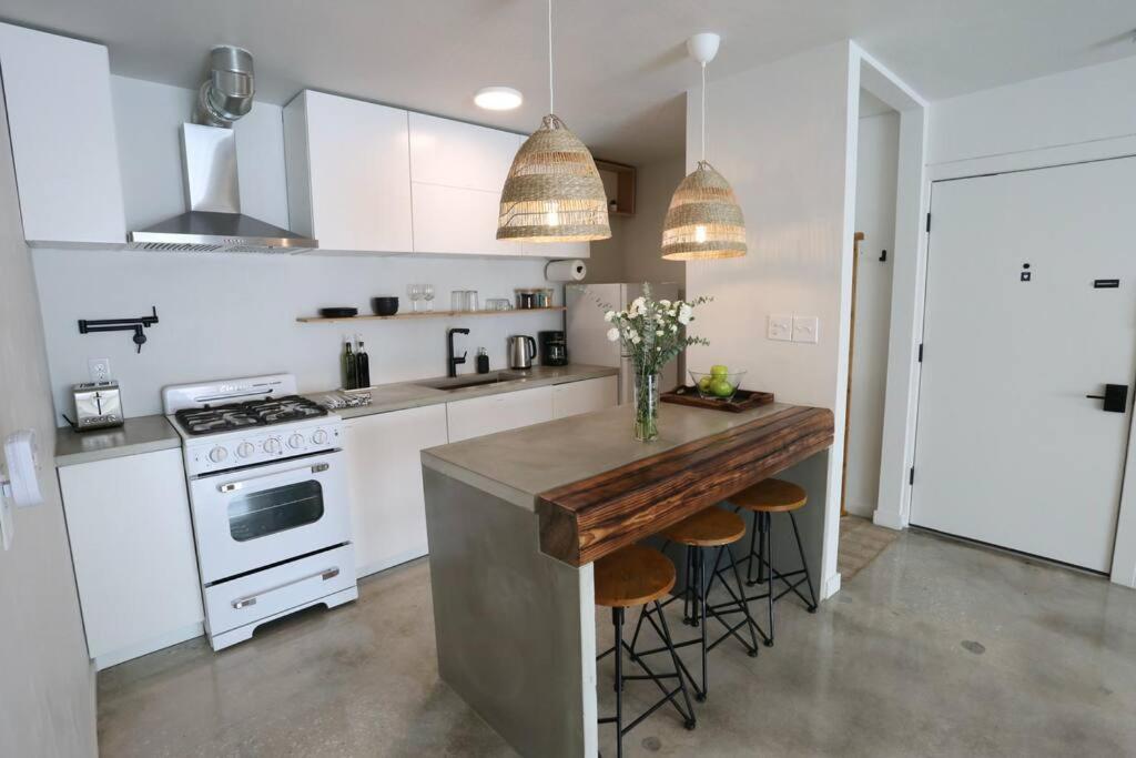 Concrete Suite 5 Min Walk To Shands Uf 게인즈빌 외부 사진