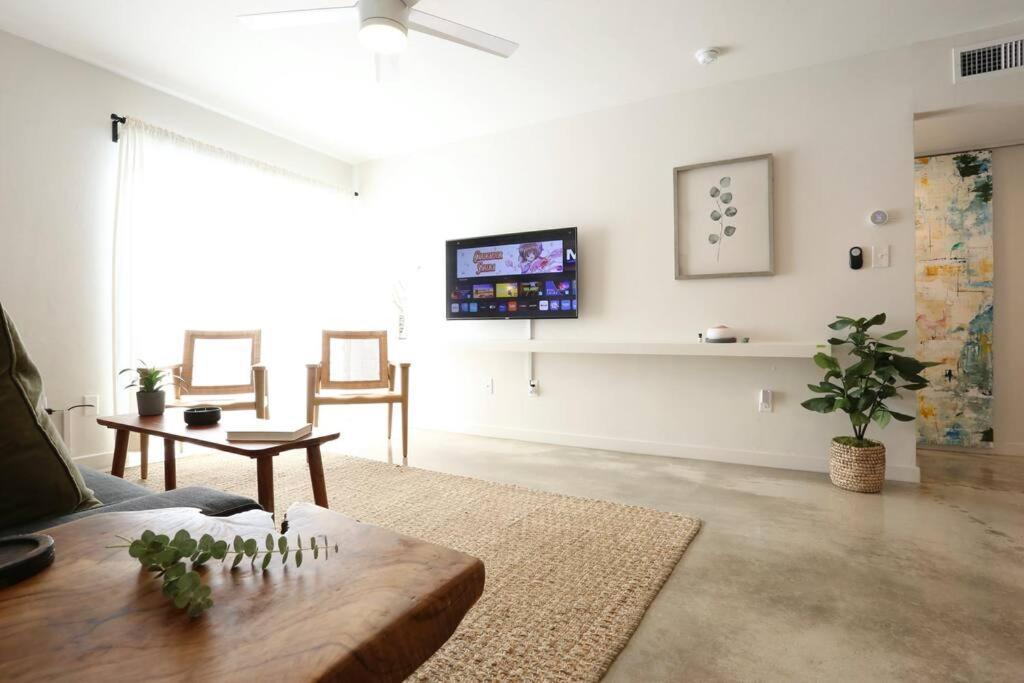 Concrete Suite 5 Min Walk To Shands Uf 게인즈빌 외부 사진
